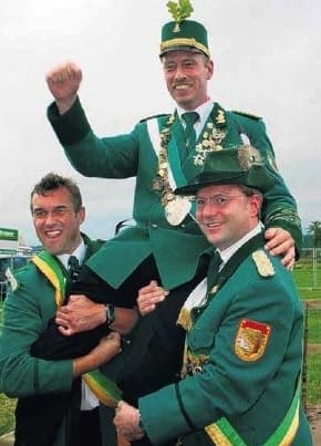 Mit dem 157. Schuss gelang es Bernhard Rüsing, das Kreisschützenfest 2007 nach Asseln zu holen.